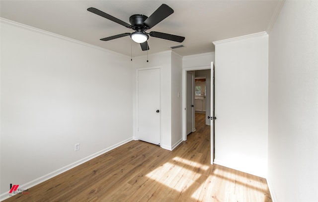 unfurnished bedroom featuring ceiling fan, light hardwood / wood-style floors, and crown molding