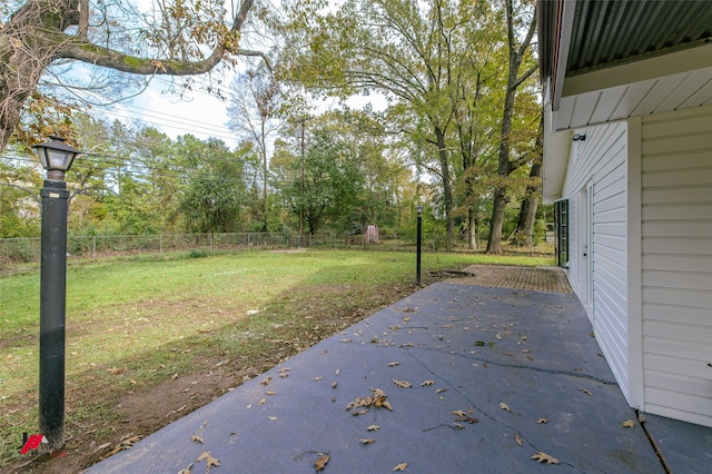 view of yard featuring a patio area