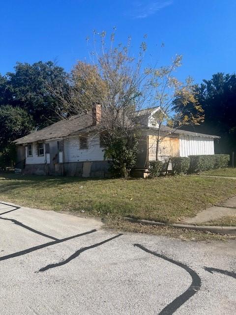 view of front facade with a front lawn