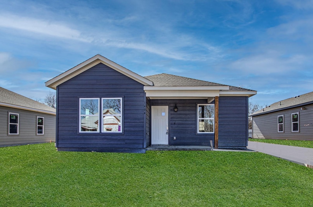 view of front of house featuring a front lawn