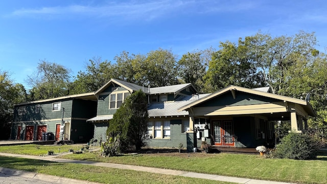 view of front of property featuring a front yard and a carport