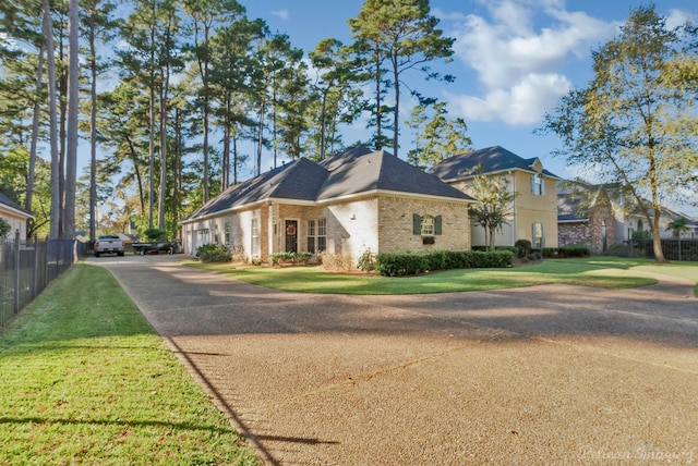 view of front facade featuring a front lawn