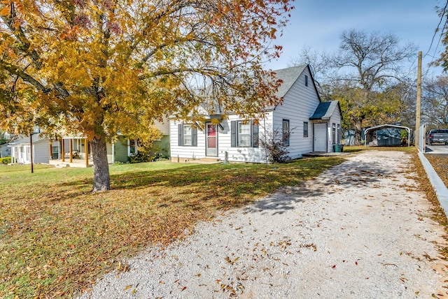 view of front facade featuring a front lawn