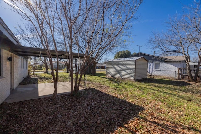 view of yard featuring a shed