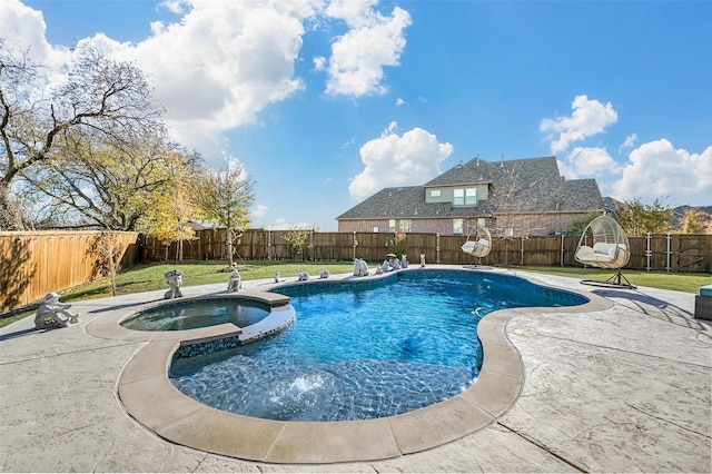 view of pool featuring an in ground hot tub and a yard