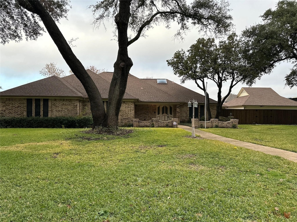 ranch-style home featuring a front lawn