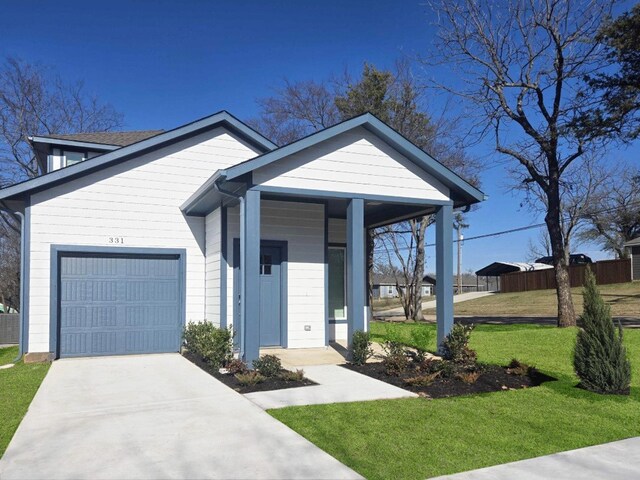 view of front facade featuring covered porch and a front lawn