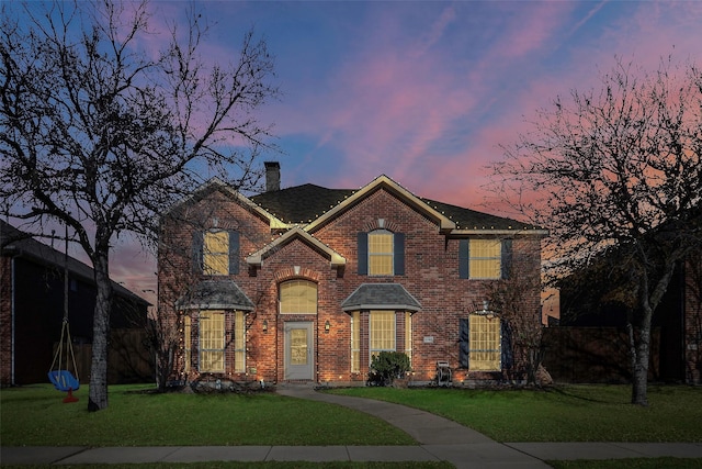 view of front of home featuring a lawn