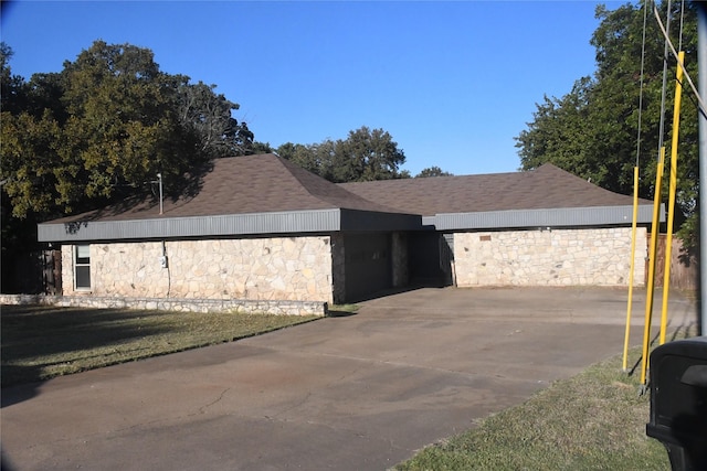 view of front of property featuring a front lawn