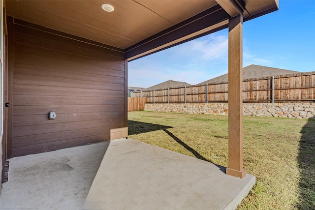 view of yard featuring a patio area