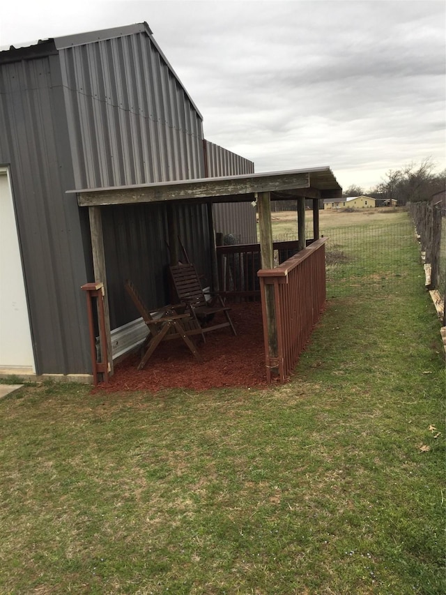 view of yard with an outbuilding