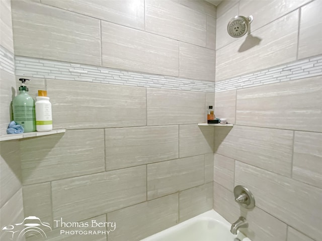 bathroom with tiled shower / bath