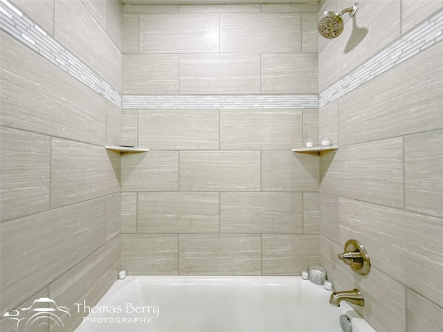 bathroom featuring tiled shower / bath