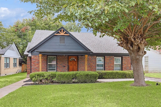 view of front facade featuring a front yard