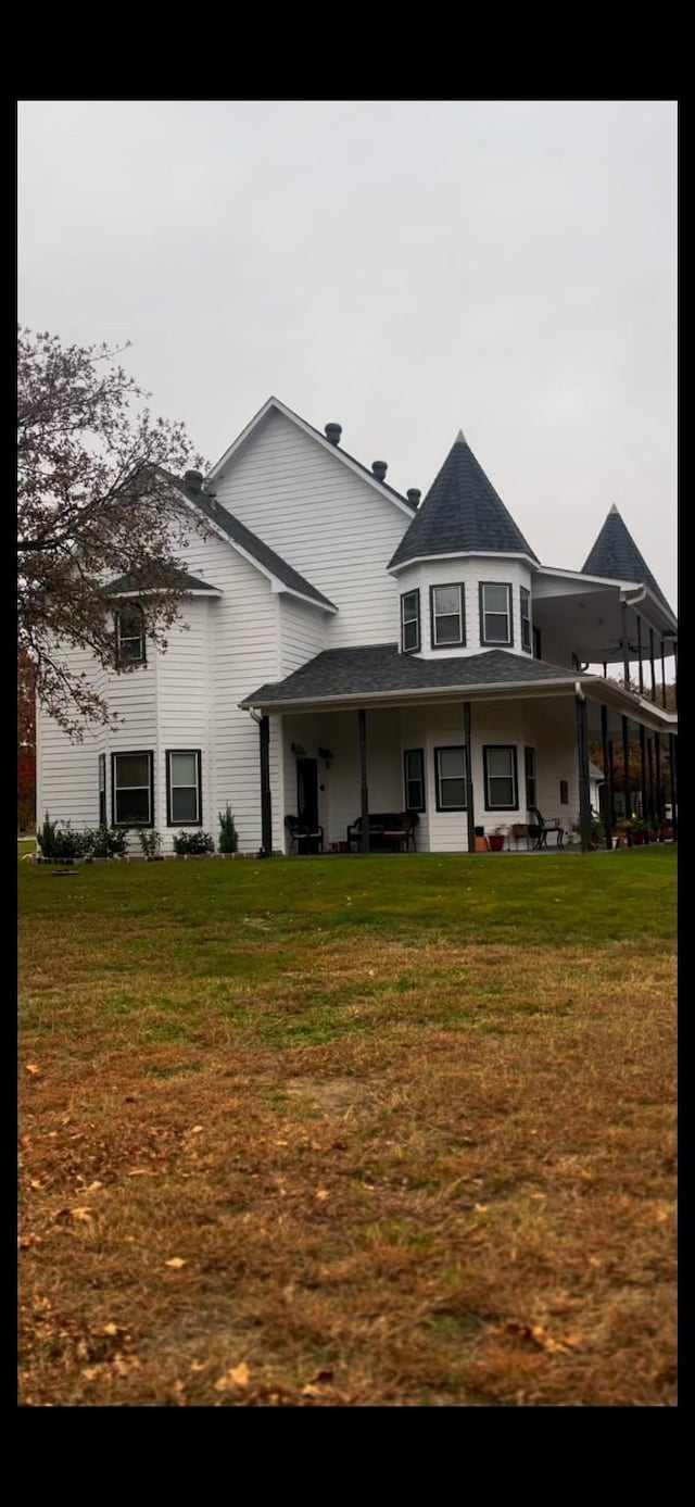 view of front of house featuring a front yard