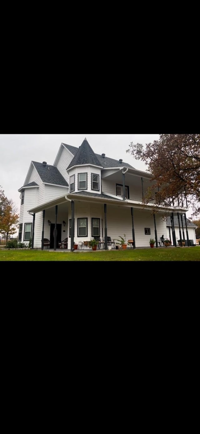 view of front facade with a front yard