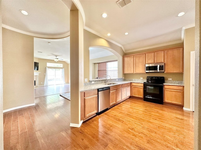 kitchen featuring appliances with stainless steel finishes, light wood-type flooring, ceiling fan, crown molding, and sink