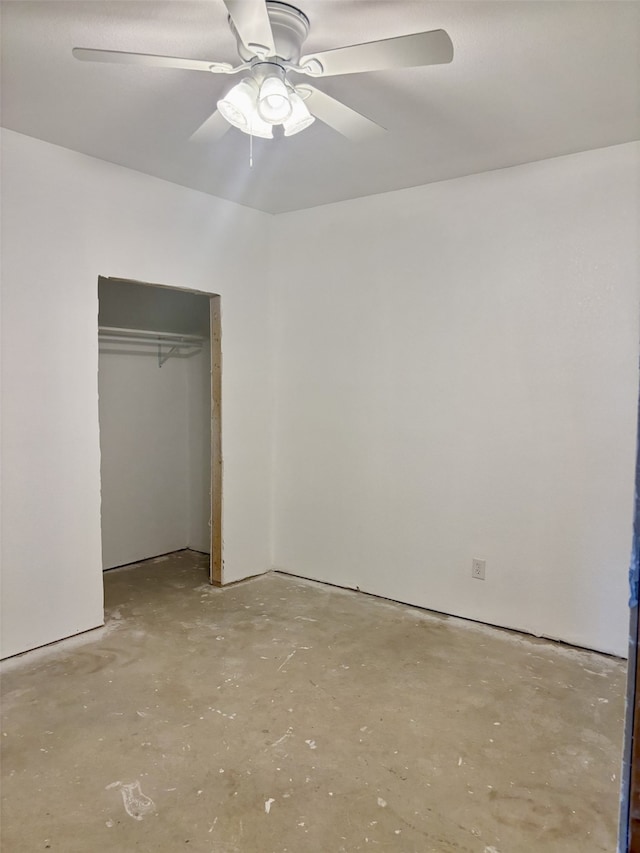 unfurnished bedroom featuring ceiling fan and a closet