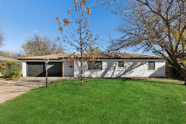 view of front of house featuring a garage and a front yard