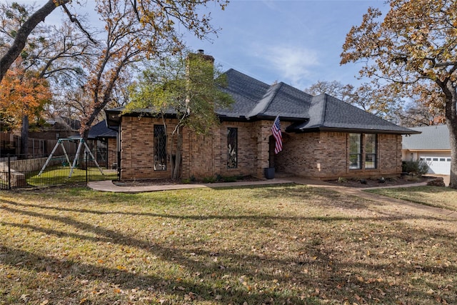 view of front of home featuring a front yard