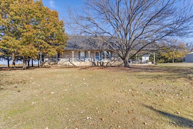 view of front of home featuring a front yard