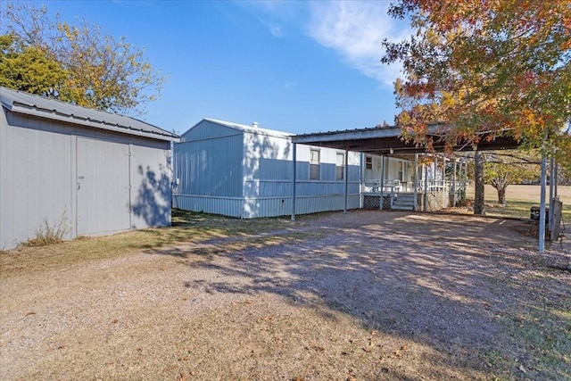 view of yard featuring an outbuilding