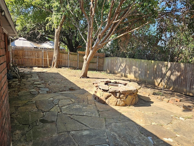 view of patio with a fire pit