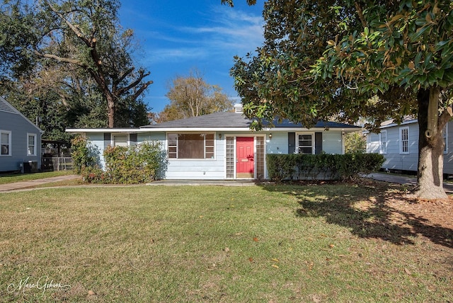 single story home with a front lawn