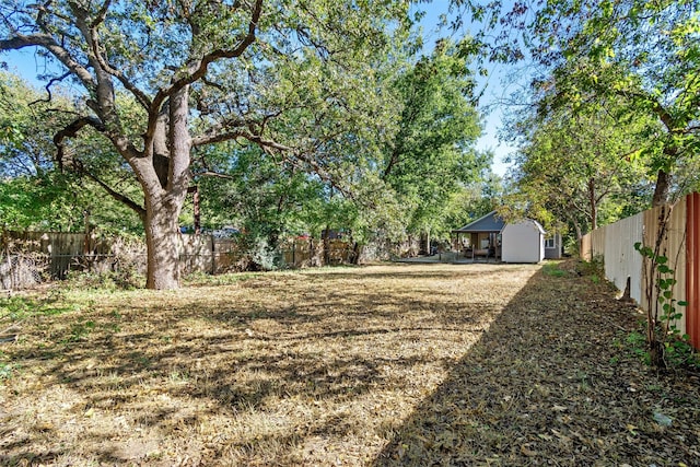 view of yard featuring an outdoor structure