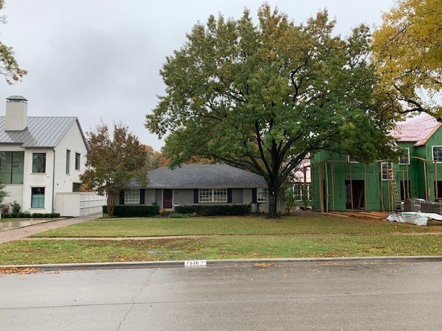 view of front facade featuring a front lawn