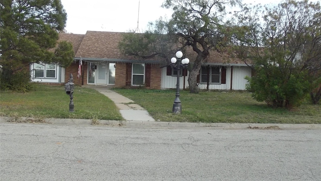 view of front facade featuring a front yard