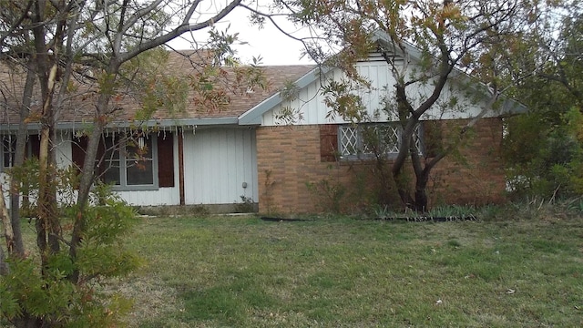 view of side of property featuring a lawn