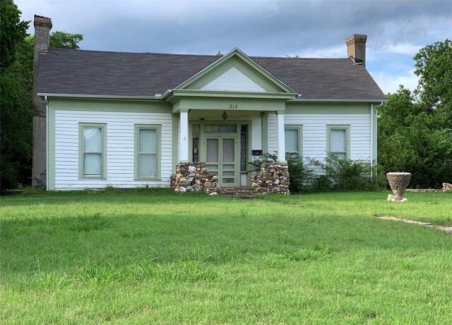 view of front of property featuring a front yard