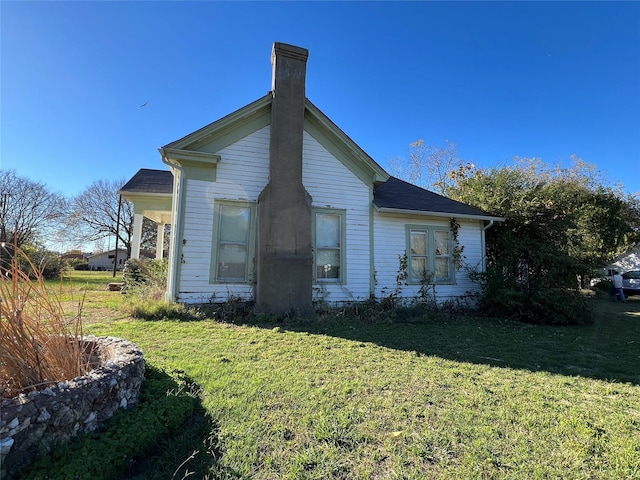 view of side of property featuring a lawn