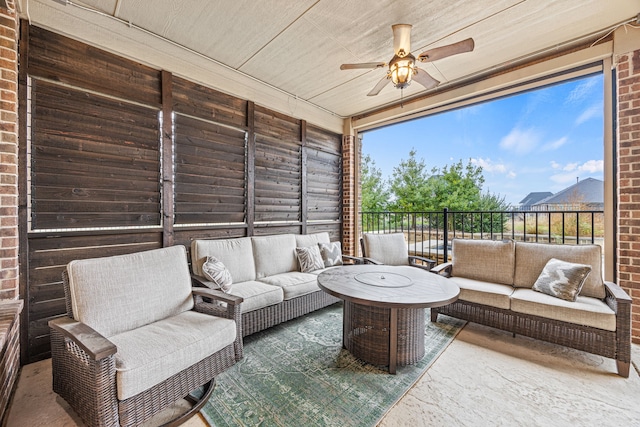 sunroom with ceiling fan