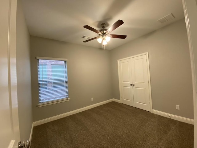 carpeted empty room featuring ceiling fan