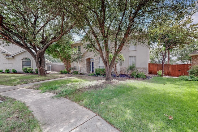 view of front of home featuring a front yard