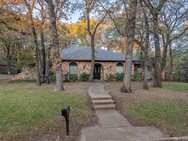 view of front of home featuring a front yard