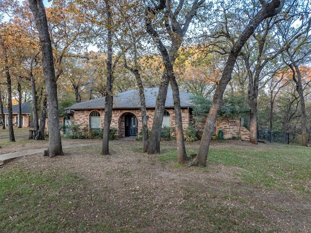 single story home with a front lawn