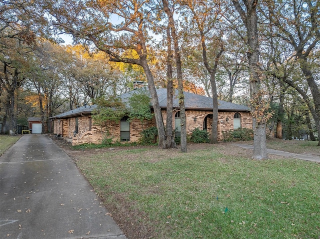 view of front of home featuring a garage and a front yard