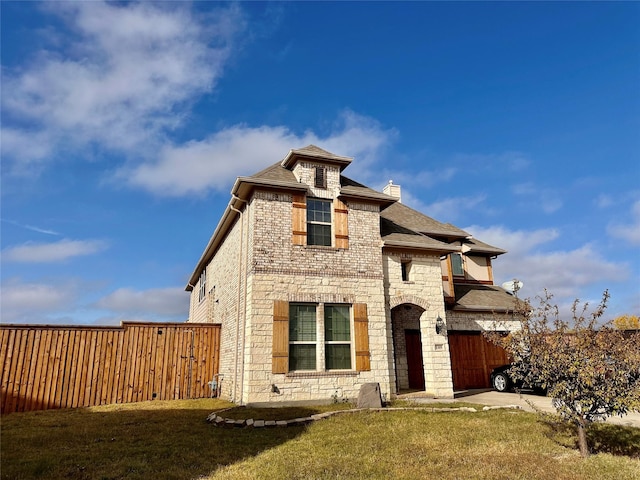 view of front facade featuring a front yard