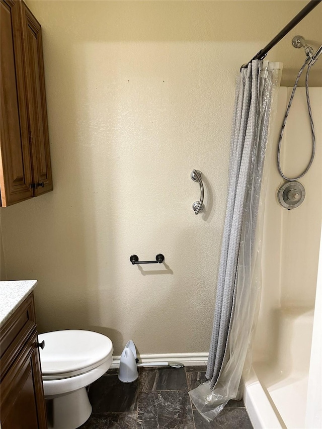 bathroom with a shower with shower curtain, vanity, and toilet