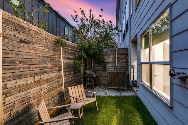 view of yard at dusk