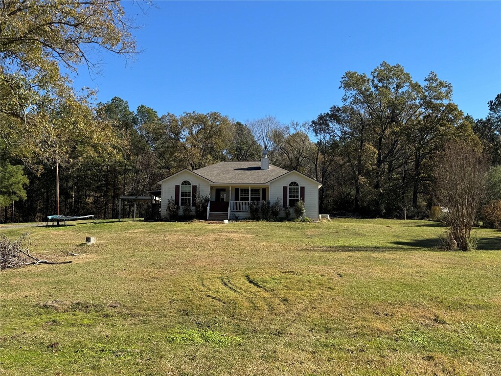 view of front facade with covered porch and a front lawn