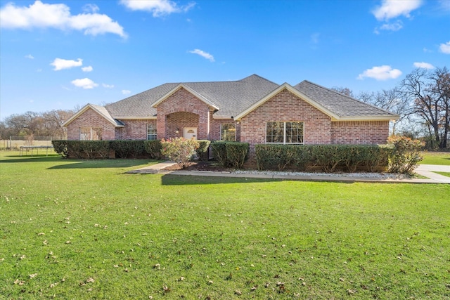 single story home with a front lawn