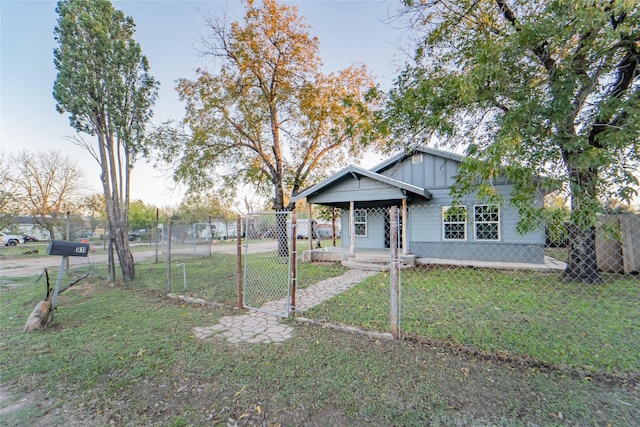 view of front facade with a front lawn