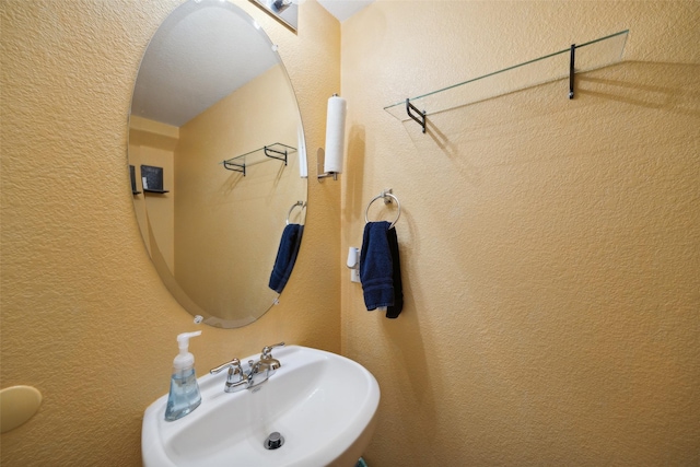 bathroom featuring sink