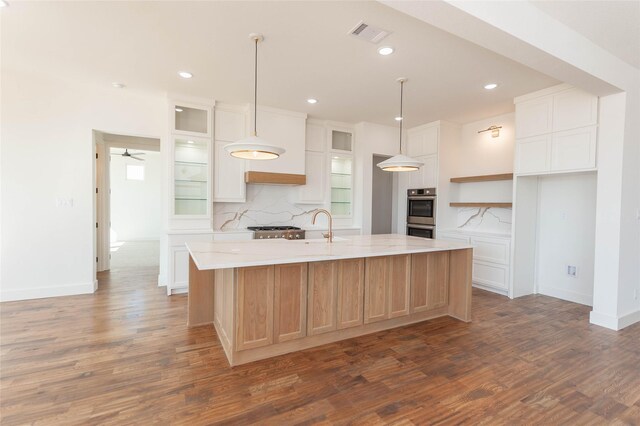 room details with hardwood / wood-style floors