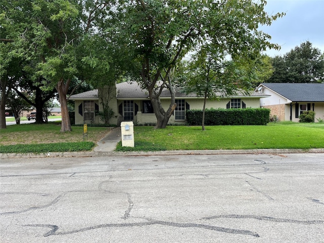 single story home featuring a front yard