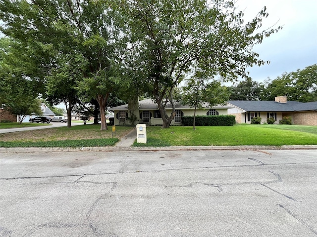 ranch-style house featuring a front yard